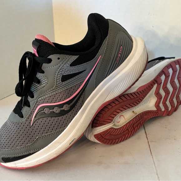 Saucony Women's Gray and Pink Running Shoes Size 9w. - Picture 3 of 5